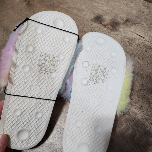 Mudd New girls size 4 fuzzy slide sandal - Picture 2 of 2